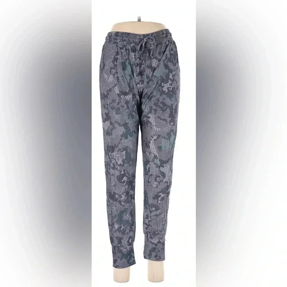 Maaji gray/blue camo athletic stretch 3 quarter length pants, Size Medium